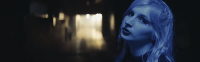 Alice on the roof dans le clip de La fille sur le toit