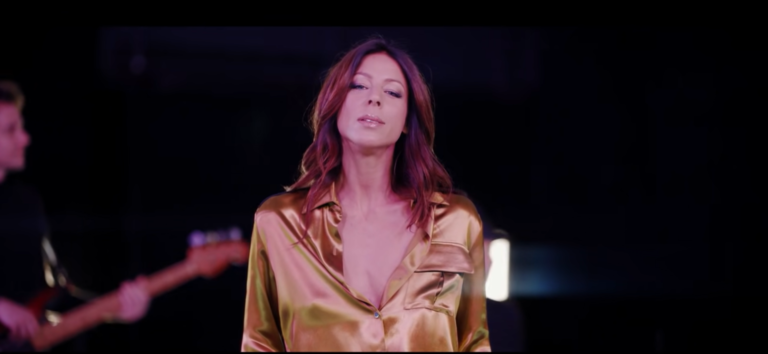Rose dans le clip de Larmes à paillettes
