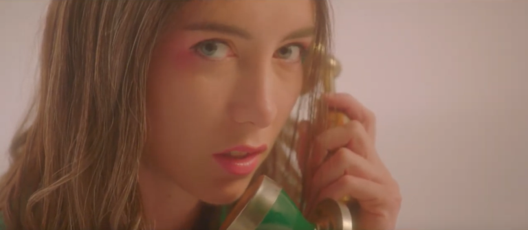 Alma Forrer dans le clip de L'année du loup