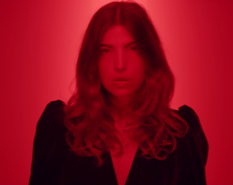 Clou dans le clip de Rouge