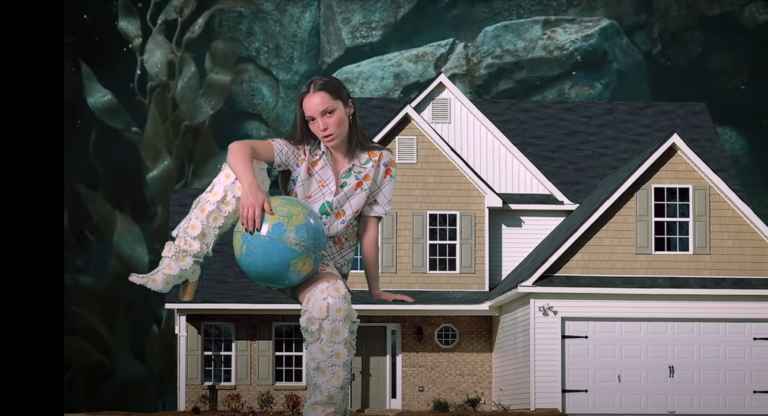 Lola Le Lann dans le clip spécial confinement de son deuxième single Soleil