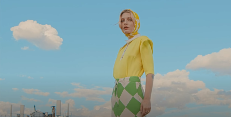 Janie dans le clip de Depuis samedi