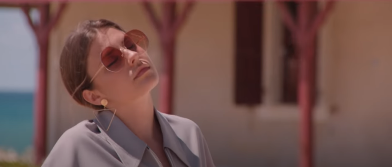 Emma Hoet dans le clip d'Arrogance Bikini