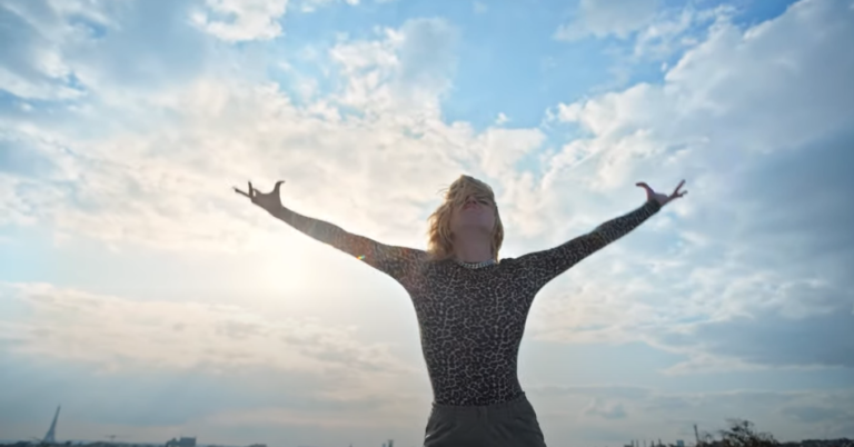 Le clip de Thank You All I'm Fine, nouveau titre d'Hollysiz